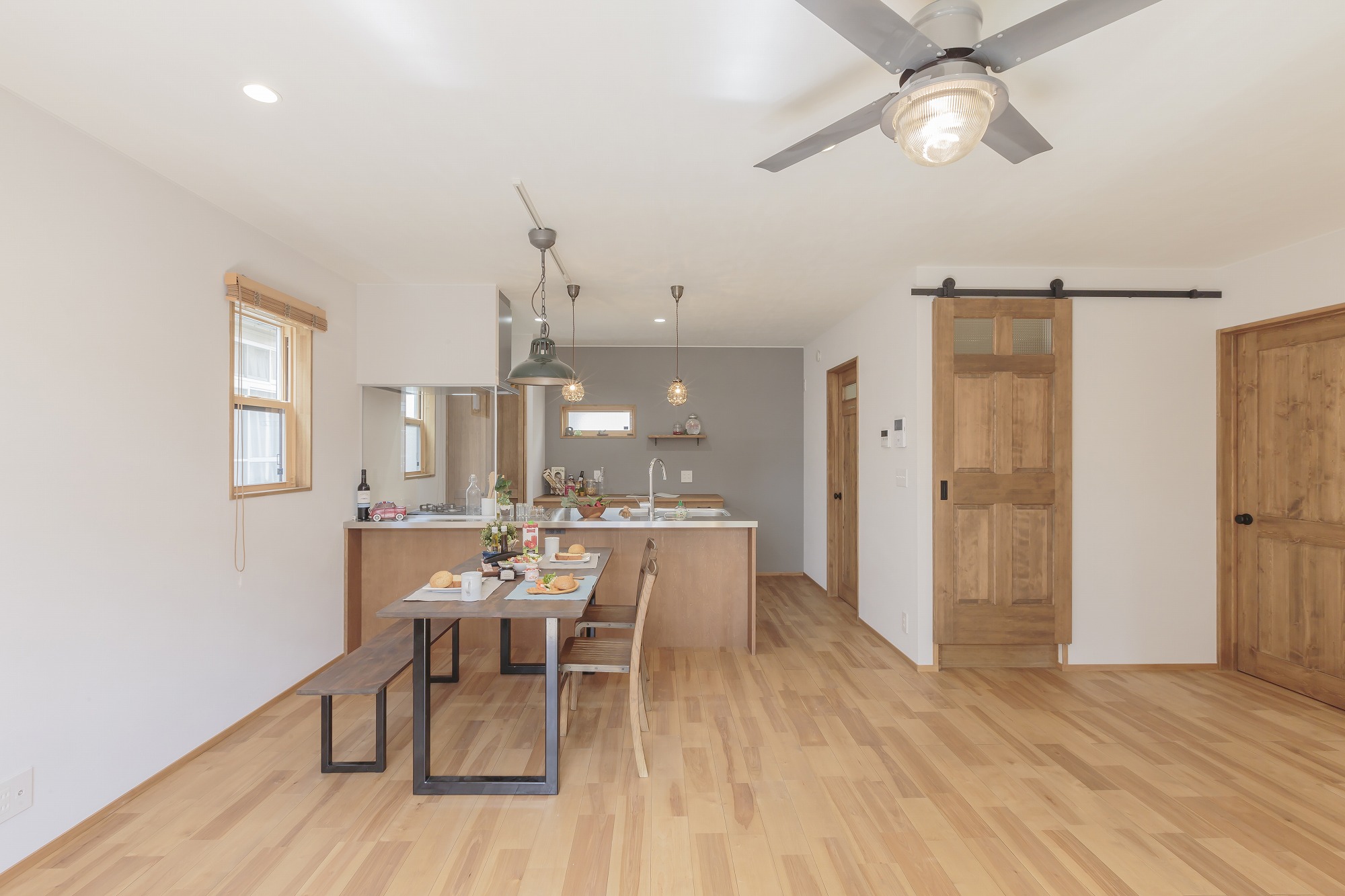 カバードポーチのある趣味を楽しむ家