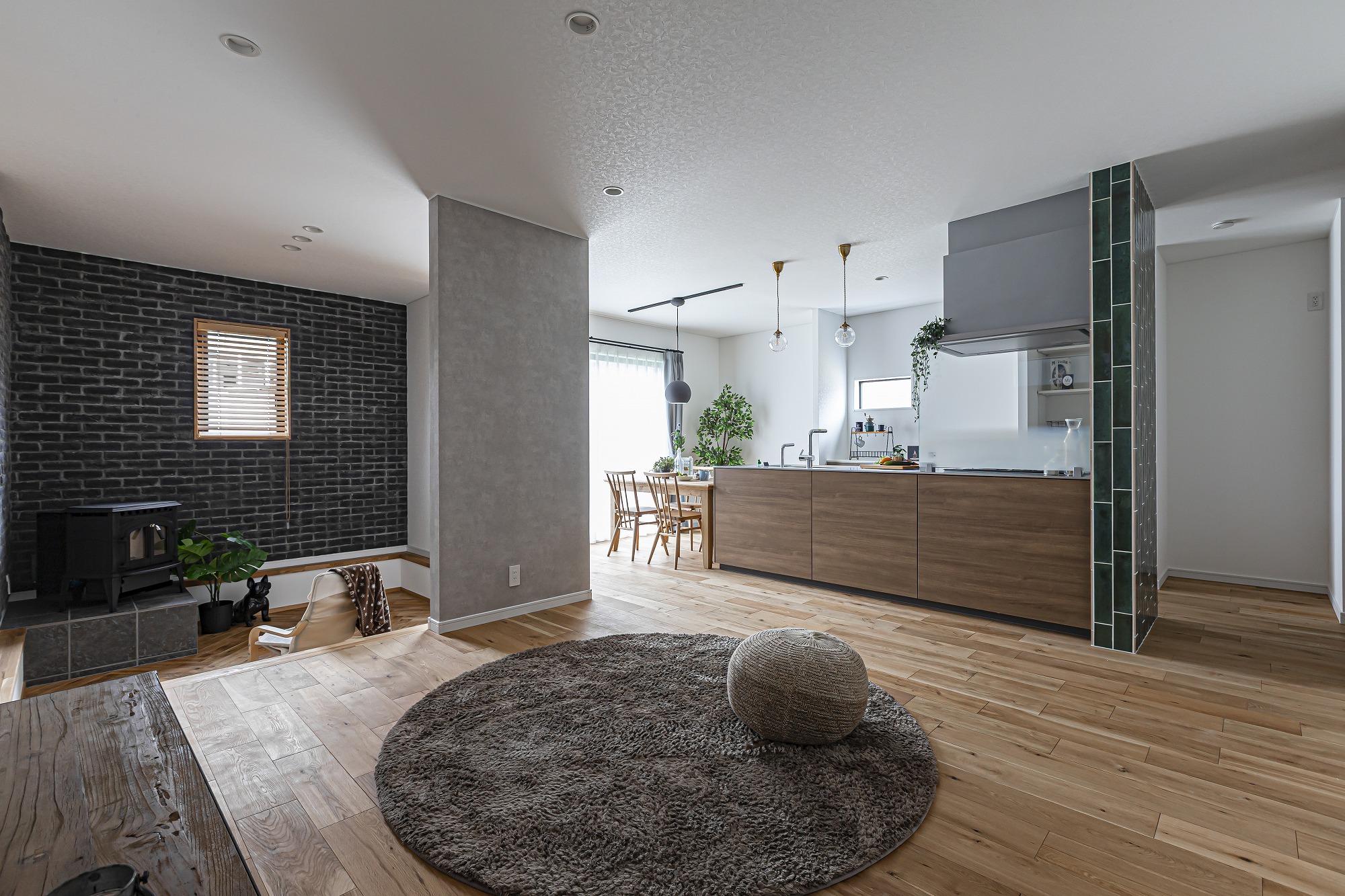 ペレットストーブのあるヴィンテージモダンな家