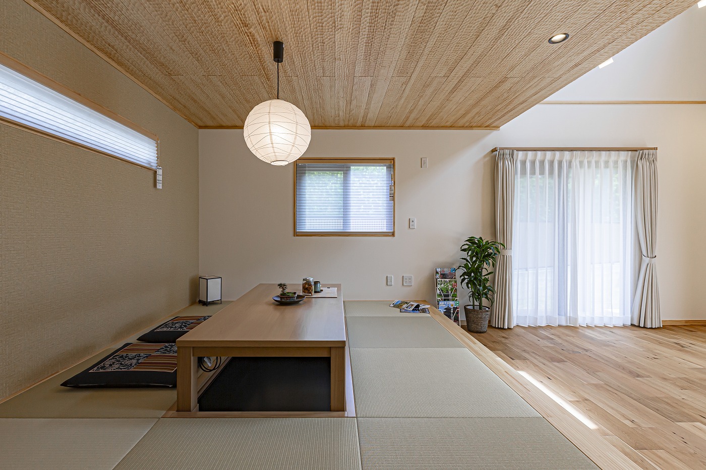 掘りごたつと和紙のような照明を使ったダイニングと