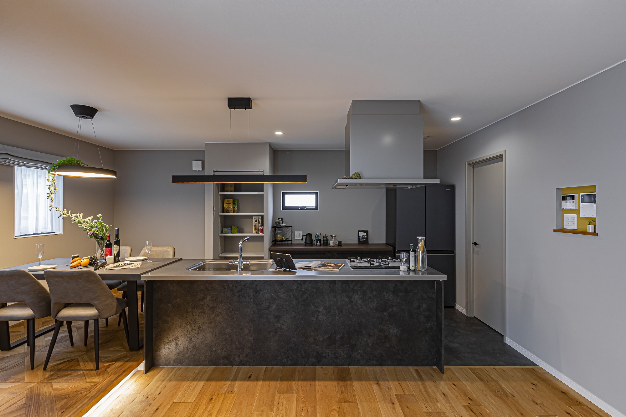 ホームパーティーを楽しむグレーモダンなお家