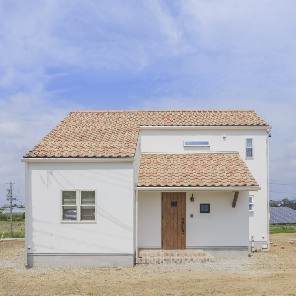 白い塗り壁と明るい瓦屋根がとってもかわいい南欧風の外観