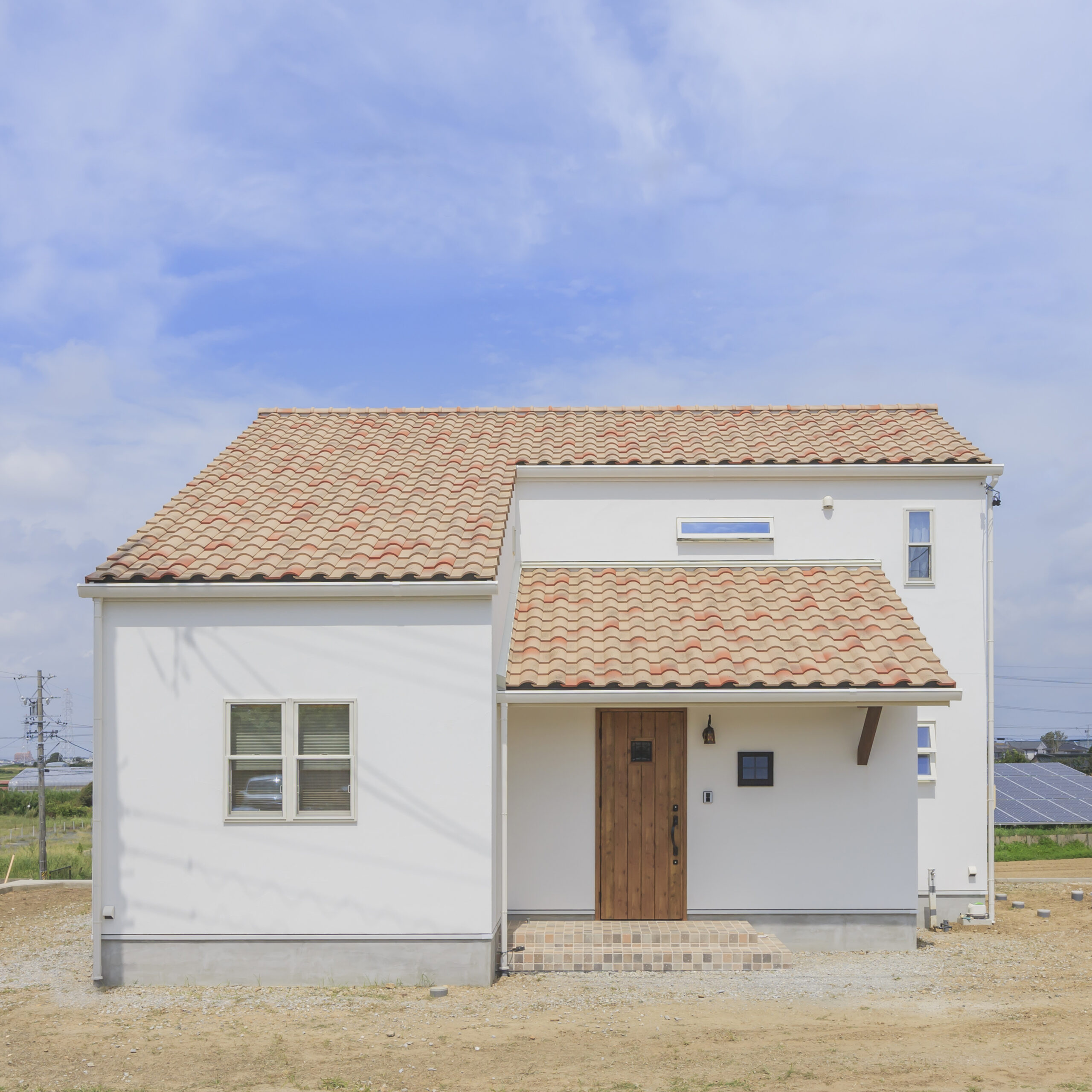 白い塗り壁と明るい瓦屋根がとってもかわいい南欧風の外観