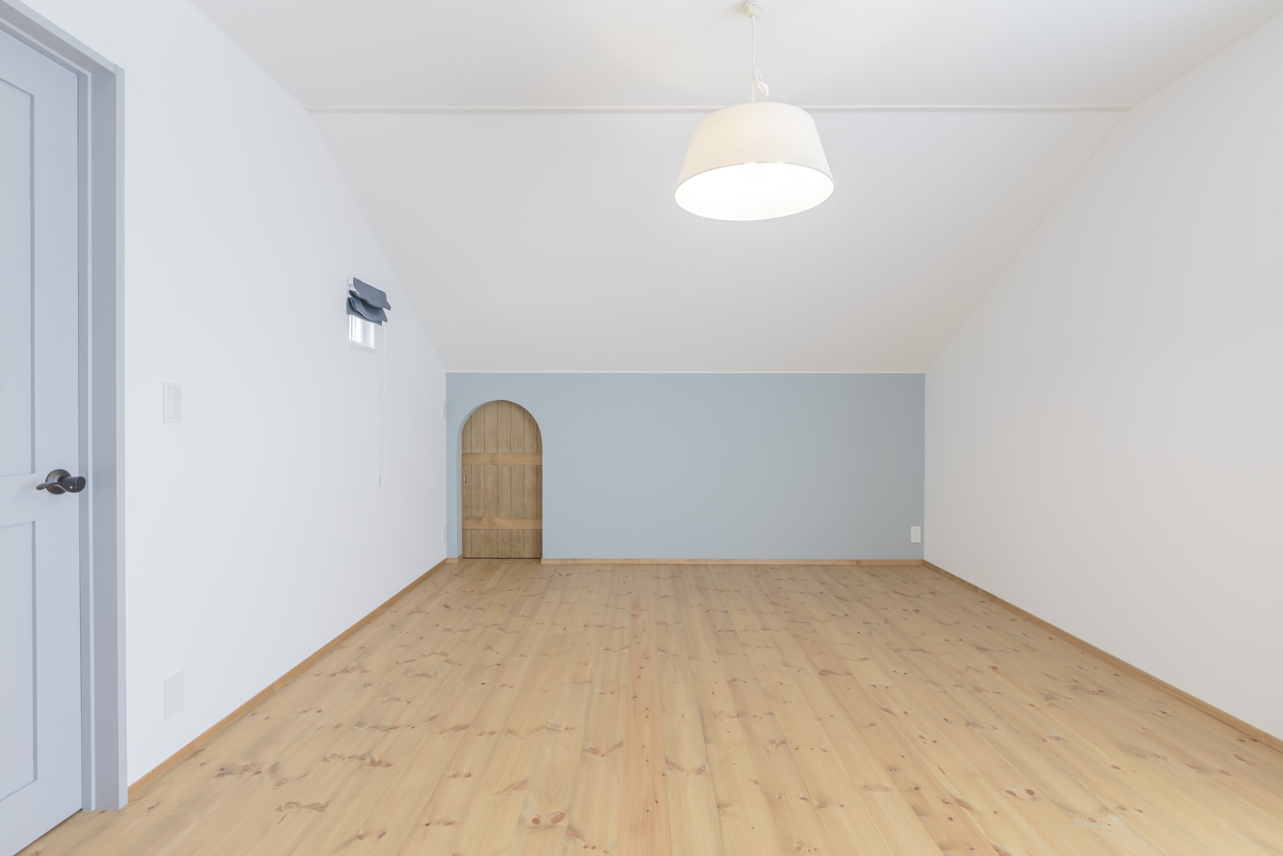 アクセントクロスと造作の小さなRのドアがかわいい小屋裏部屋