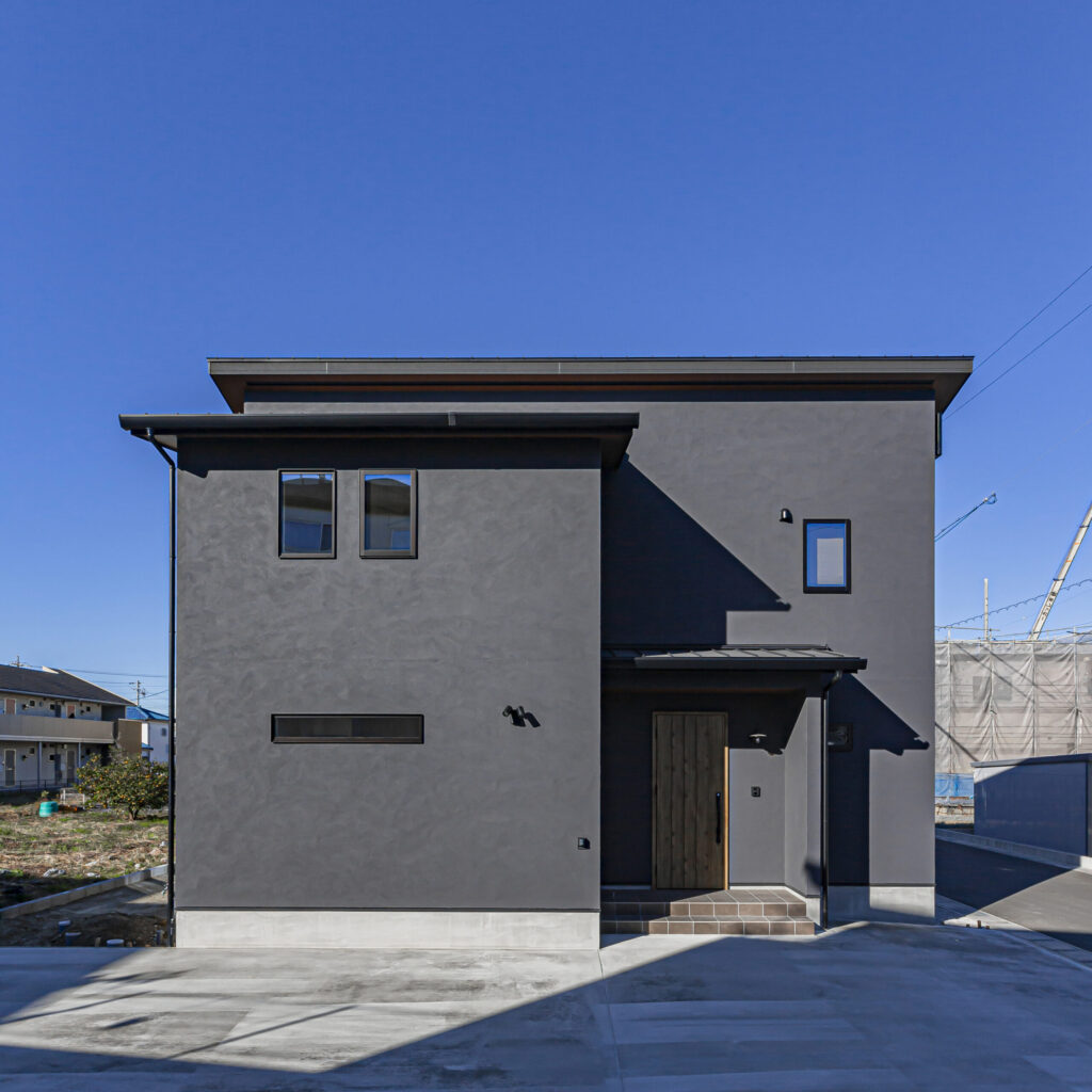 豊橋市に建つ黒い塗り壁の外観の家