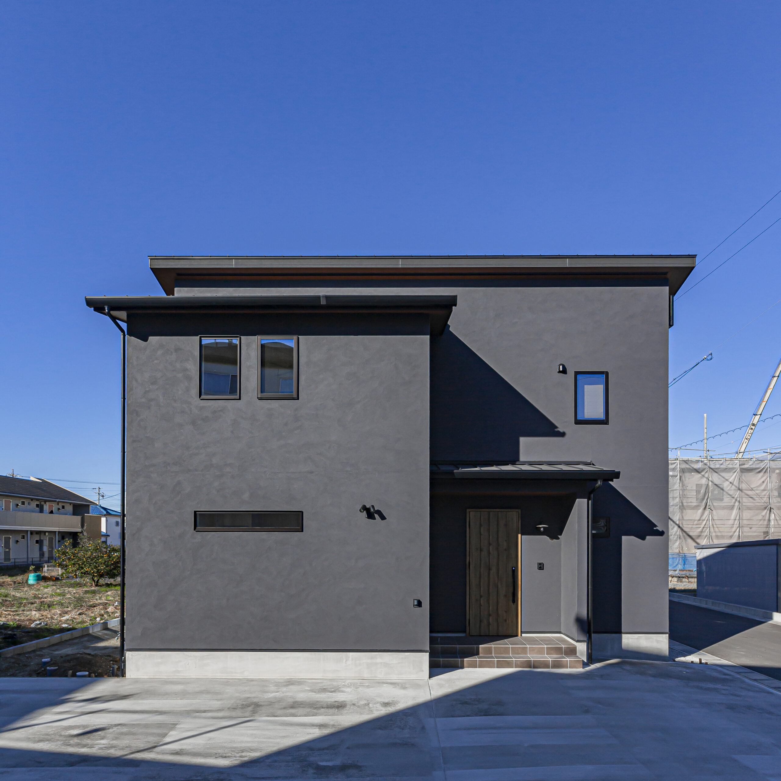 豊橋市に建つ黒い塗り壁の外観の家