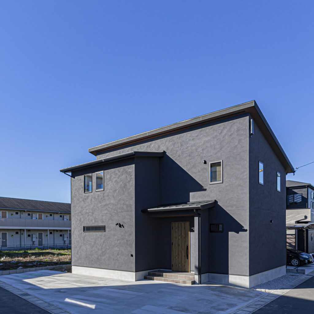 豊橋市に建つ黒い塗り壁とシンプルな外構の注文住宅