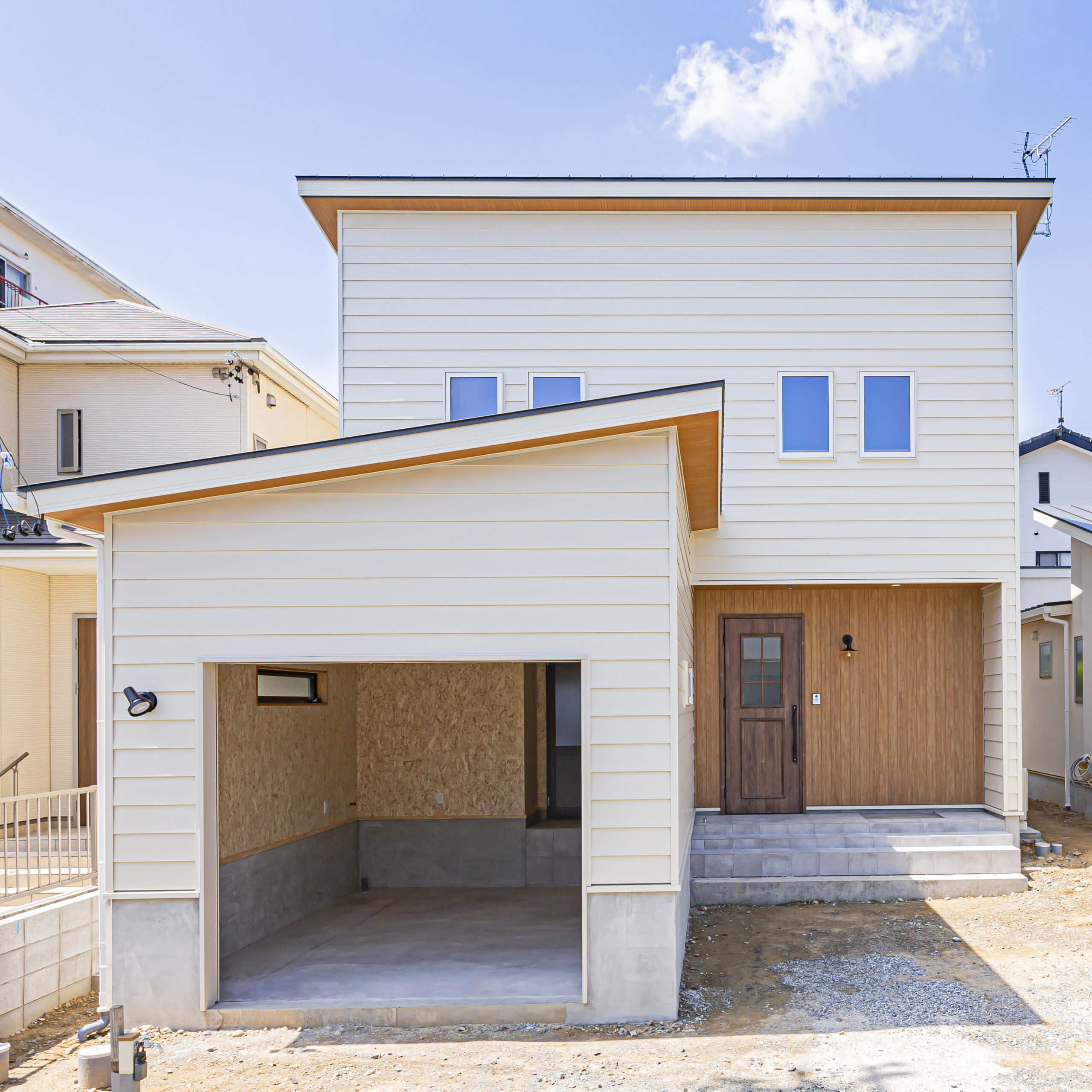豊橋市に建つインナーガレージ付きのアメリカンな外観の家