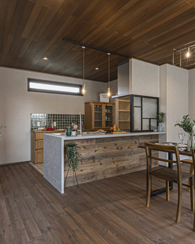 モールテックスと足場板を使ったヴィンテージ感のあるオーダーキッチン