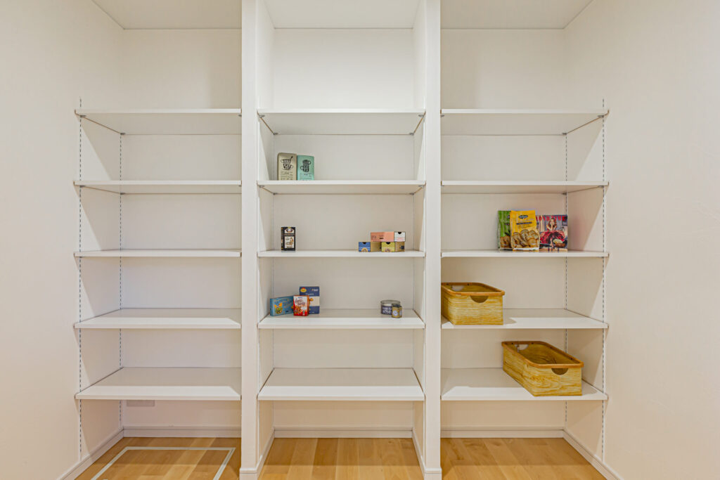 食品や日用品のストック、冷凍庫まで収納できる約3帖のパントリー。キッチン周りをすっきり保てます。