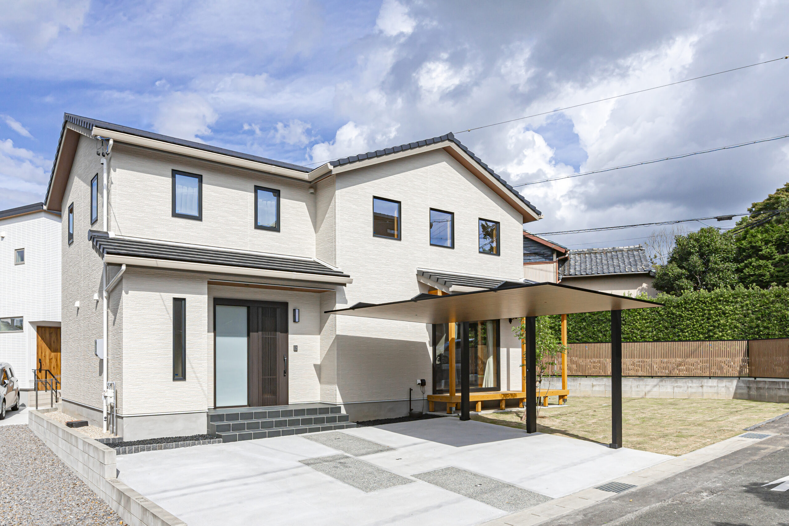 豊橋市に建つリクシルのカーポートと洗い出しのアプローチを組み合わせた和モダンな外観