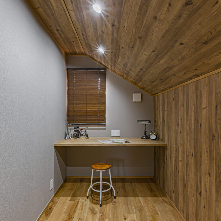 在宅ワークの多いご主人の為に作られた4帖の書斎です。小屋裏の空間を利用することで落ち着きのある空間でお仕事に集中できます。