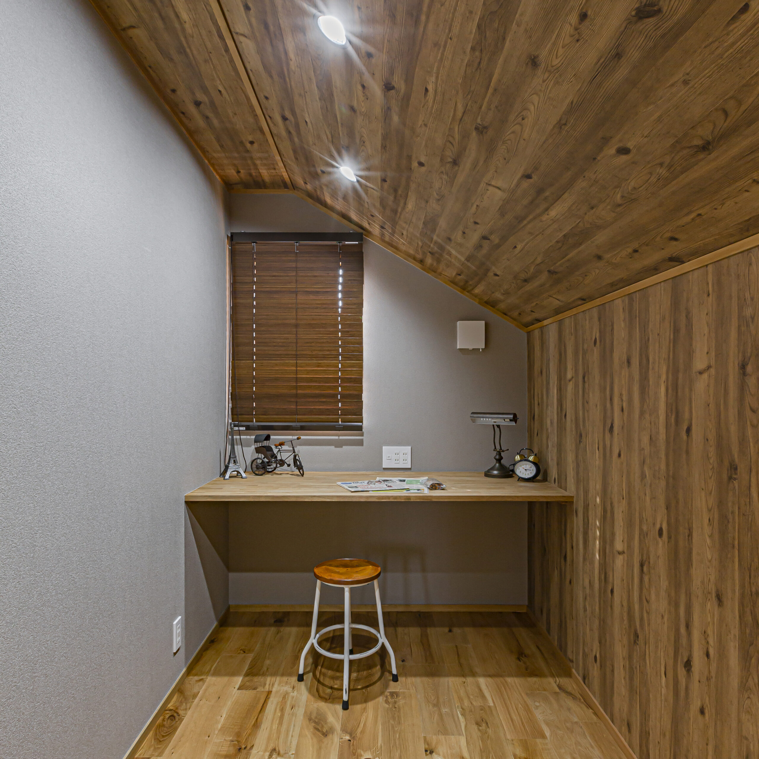 小屋裏も有効活用したワークスペース