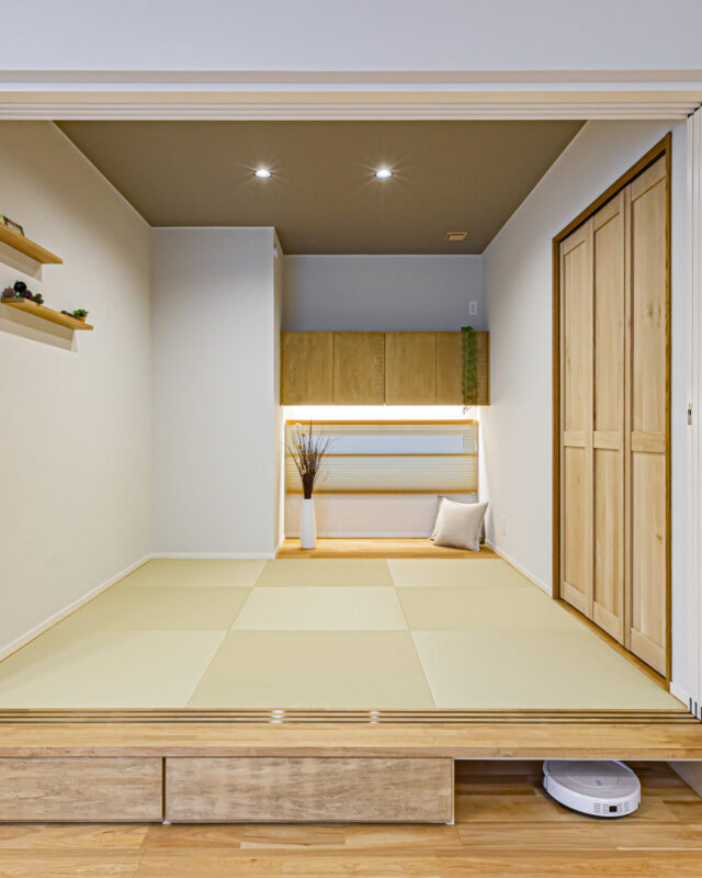 小上がりの畳コーナーには床下の空間を活かし収納とルンバ基地を造作した4.5帖の畳スペース