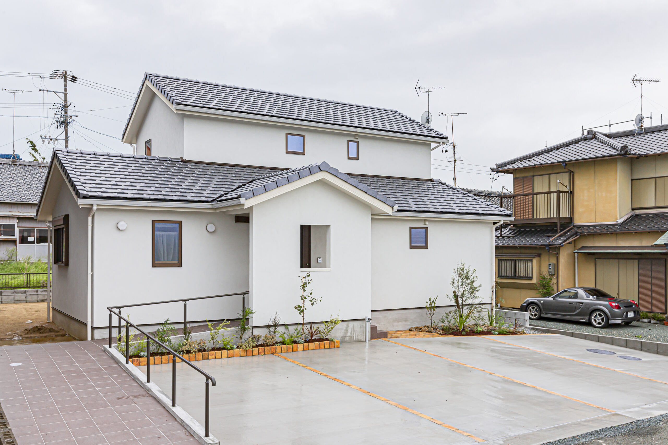 車いすの方でも安心して暮らせるスロープのあるバリアフリーの家の外観