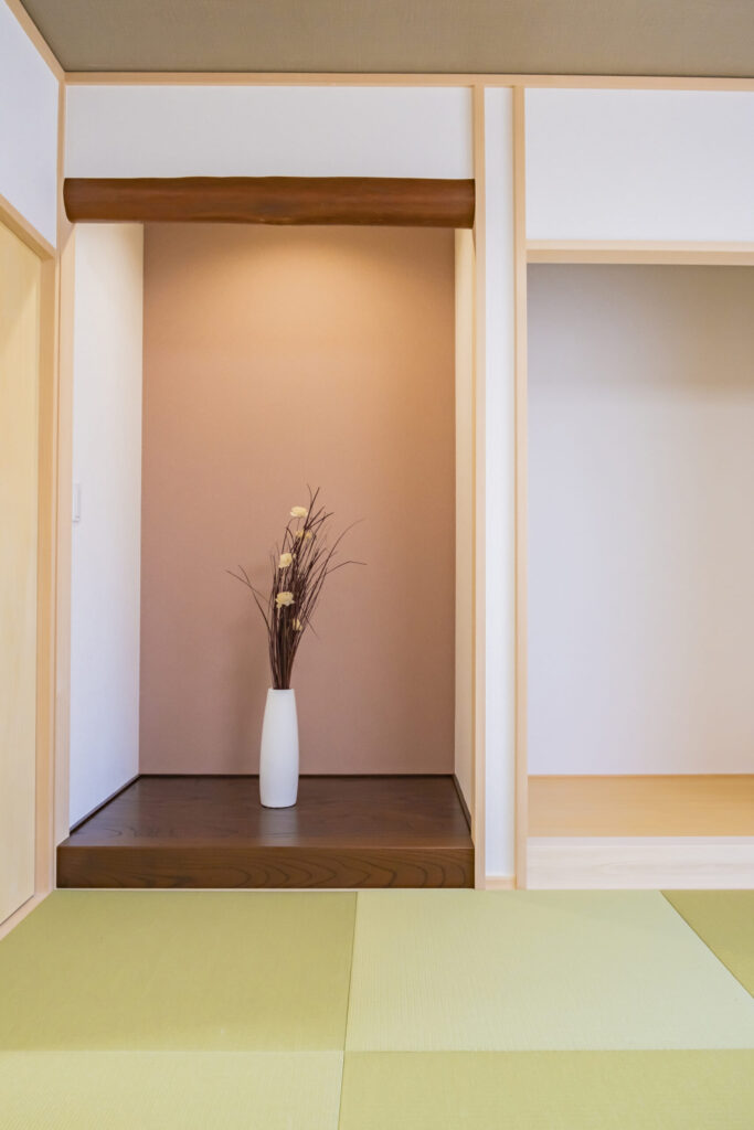 建替えの時に思い出と一緒に引越せるように柱を床の間に再利用し、今までの生活とこれからの暮らしを繋ぎます。